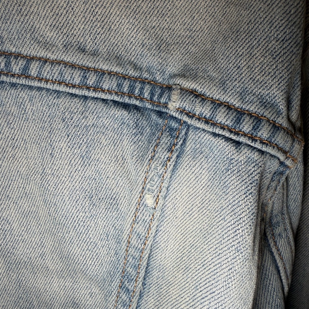 Levi's Classic Light Blue Jean Jacket - Picture 6 of 8